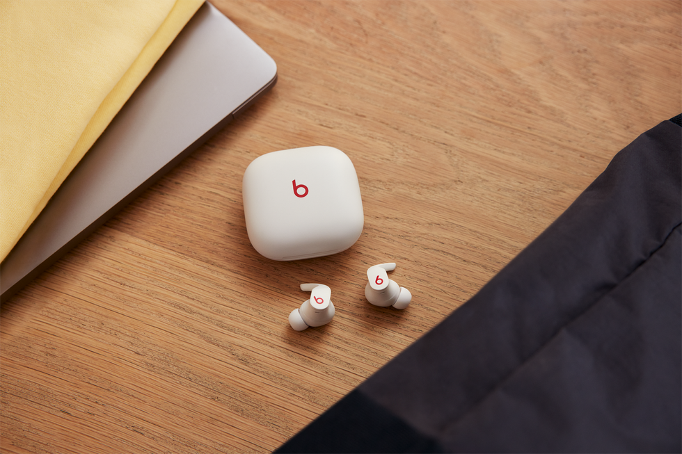 white beats fit pro wireless earbuds