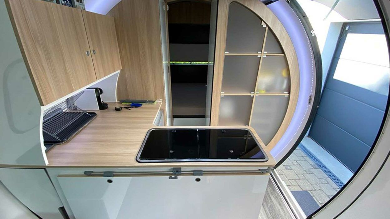 Questo mini-camper di lusso diventa grande come un appartamento, e costa  come un motorino