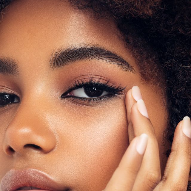 Graphic Liner Is Taking Over Our Feeds, So Here's How To Achieve