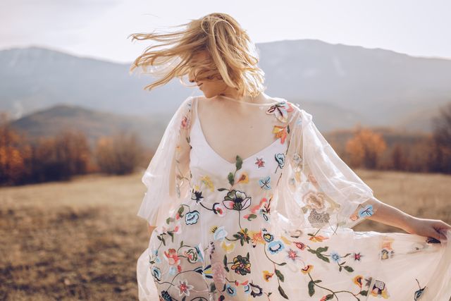 mujer con vestido boho en campo