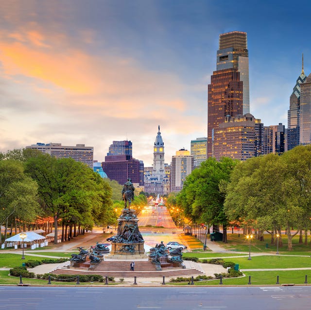 beautiful philadelphia downtown skyline at sunset