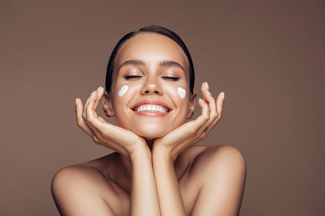 rutina facial diaria con vitamina c para una piel más luminosa y sin arrugas