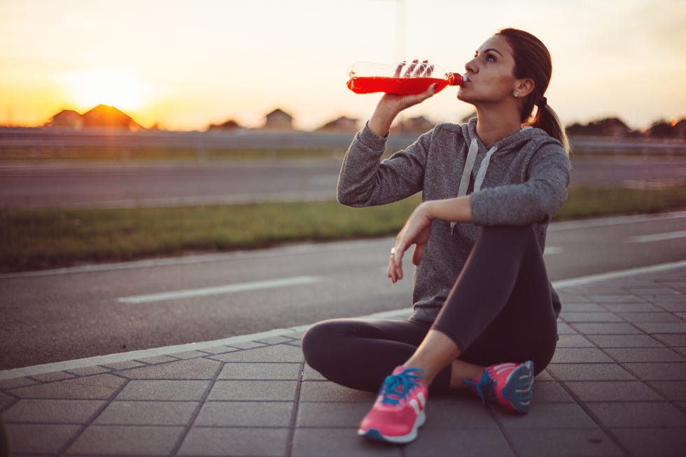 atleta tomando una bebida isotónica