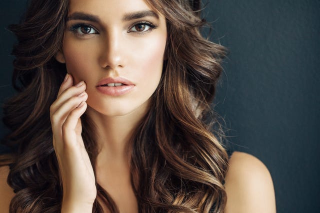 primer plano de mujer joven, morena con pelo ondulado
