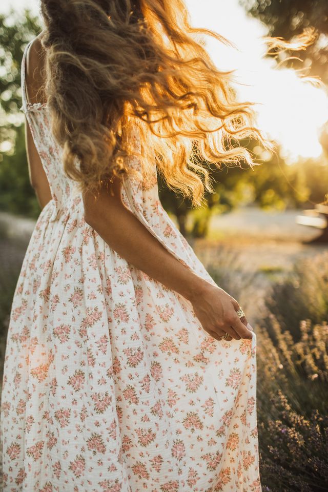 mujer vestido flores