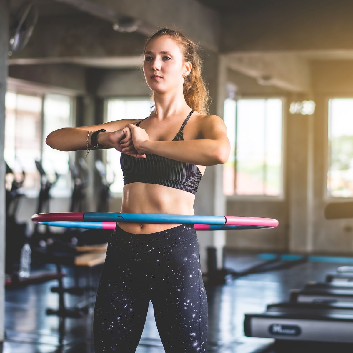 ejer Almindelig højttaler What is weighted hula hooping and why is it good for runners?