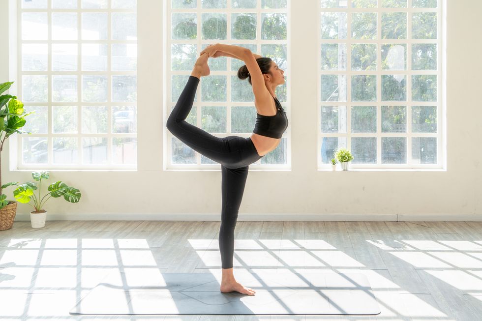 單腿平衡瑜珈 站立拉弓式 下半身瘦身 減肥
