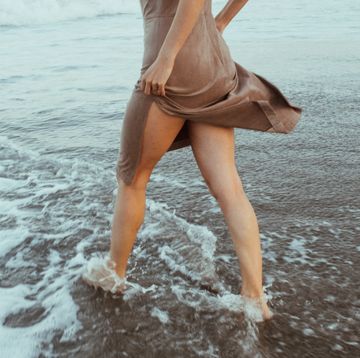 strandwandeling gladde benen vrouw