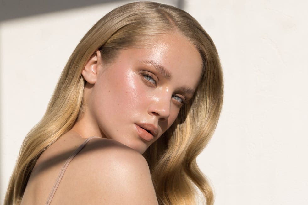 mujer joven con piel luminosa