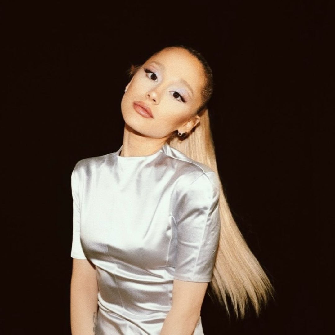 Tendenze beauty inverno 2023: le sopracciglia bionde di Ariana Grande sono  soft