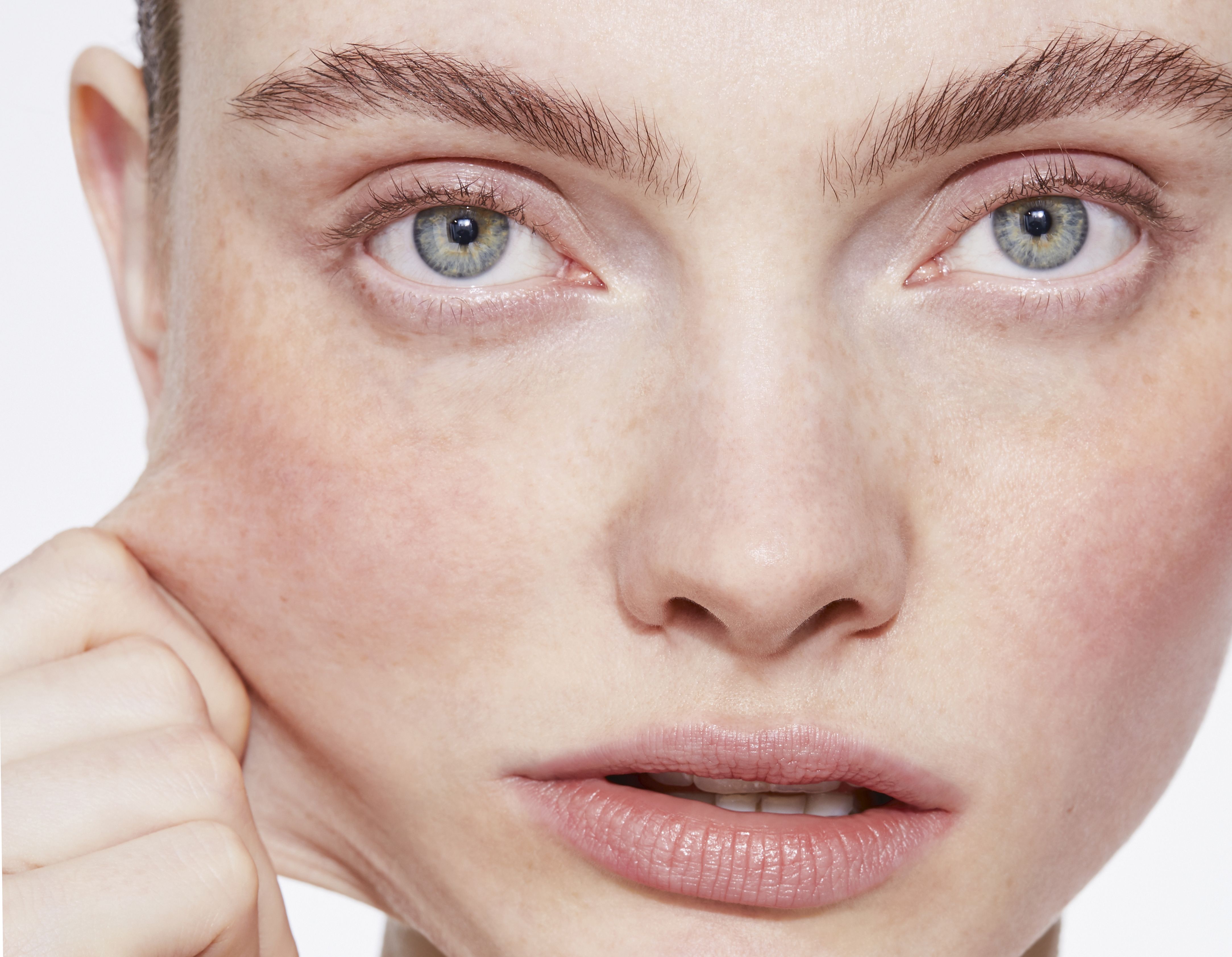 12 Ways to Make Your Face Appear Slimmer and More Sculpted