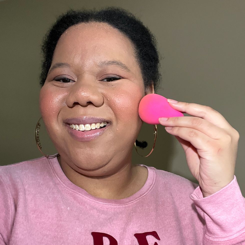 nicole applying foundation with beautyblender