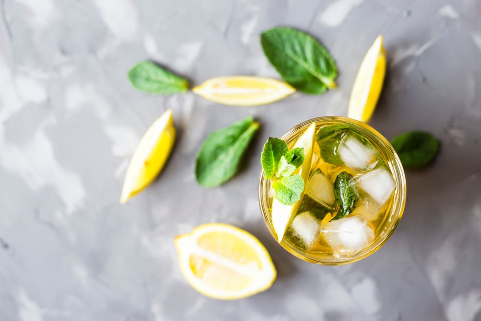 bebida refrescante con limón y menta