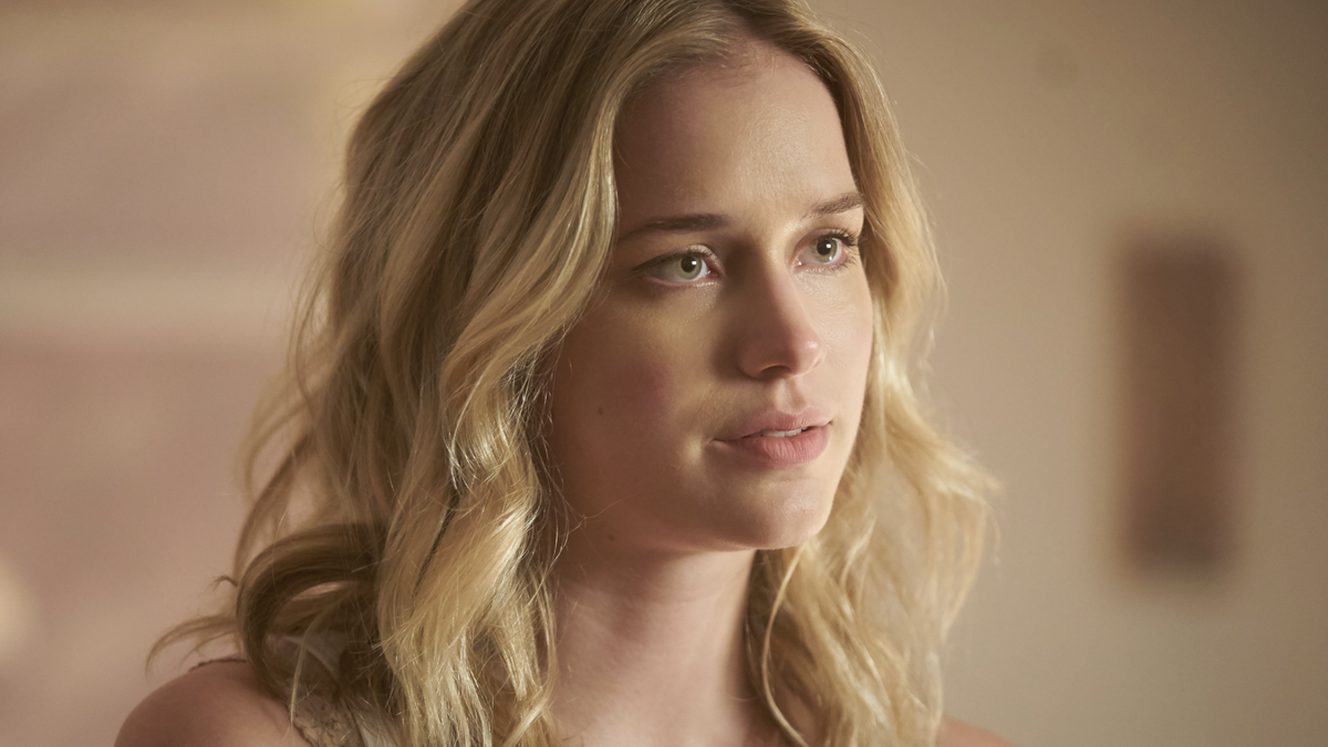You Netflix season 1: Elizabeth Lail wanted different ending for Beck –  because she's sick of women being victims