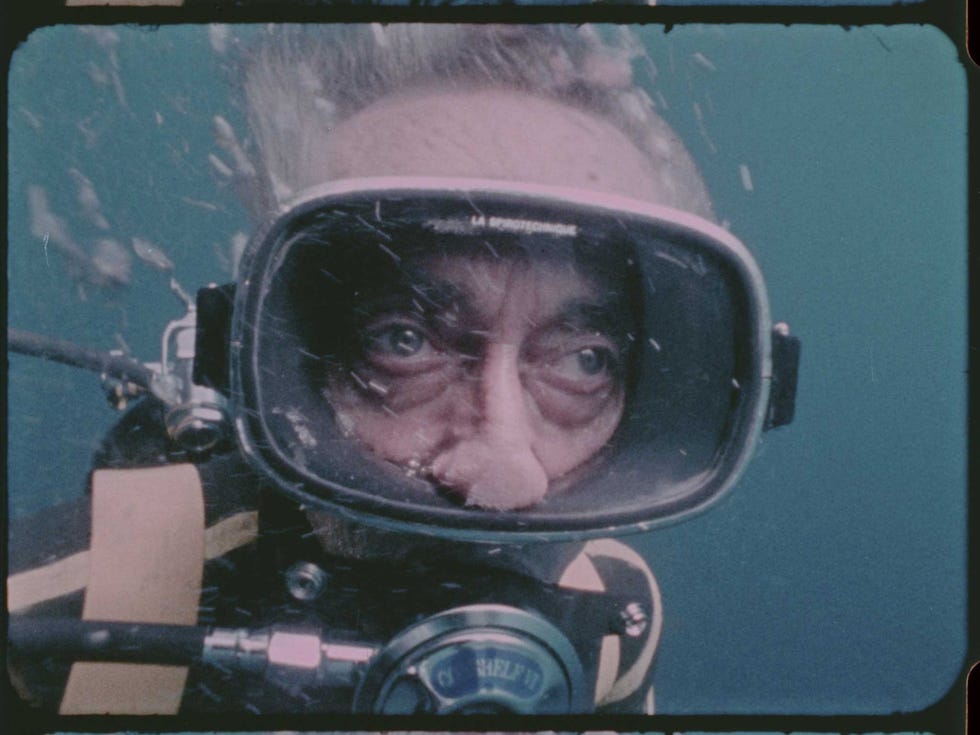 Cousteau tijdens een van de duiken die hij maakte tijdens het draaien van een aflevering van zijn tvserie The Undersea World of Jacques Cousteau waarin hij de kijker uitnodigde om samen met hem de zee te verkennen