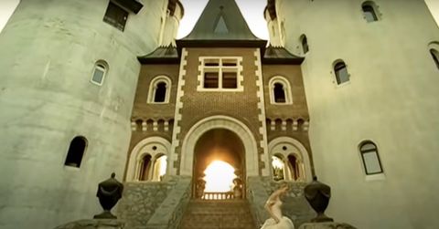 taylor swift in the love story music video, filmed at castle gwynn
