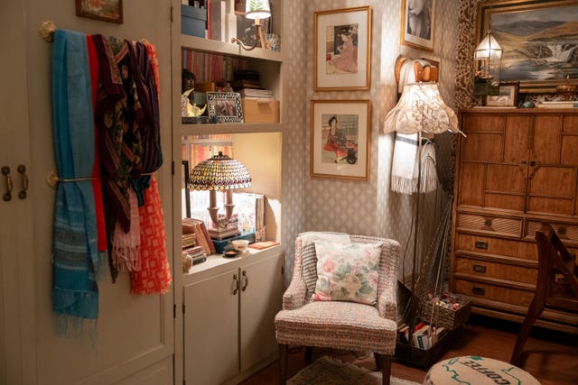 la decoración del apartamento de meryl streep en la serie ﻿'sólo asesinatos en el edificio' recuerda las películas de la actriz