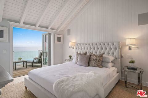 the bedroom of judy garland's former home in malibu﻿