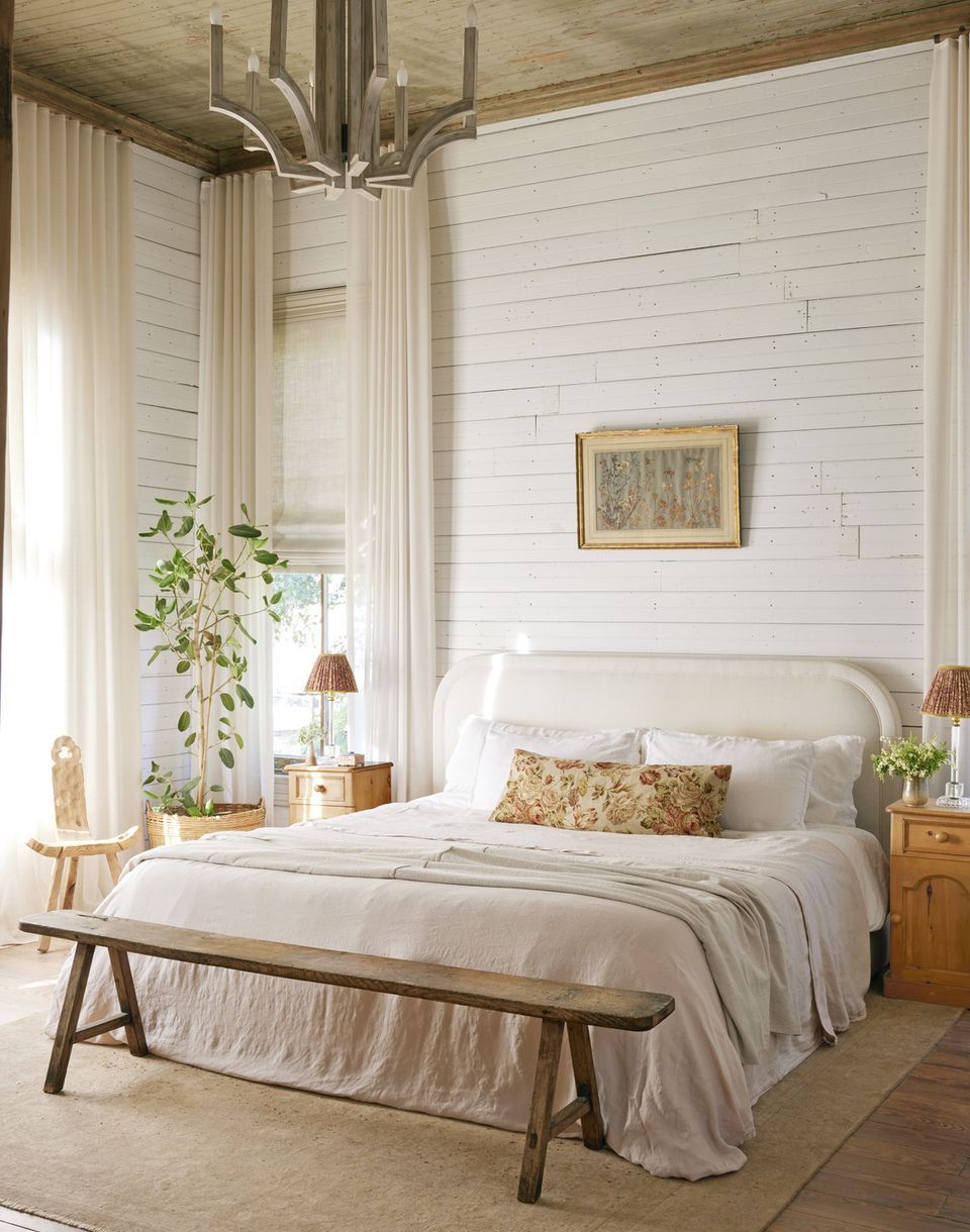 https://hips.hearstapps.com/hmg-prod/images/bedroom-design-ideas-texas-hill-country-farmhouse-primary-bedroom-651391fd6b1be.jpeg?crop=0.980xw:0.993xh;0,0&resize=980:*