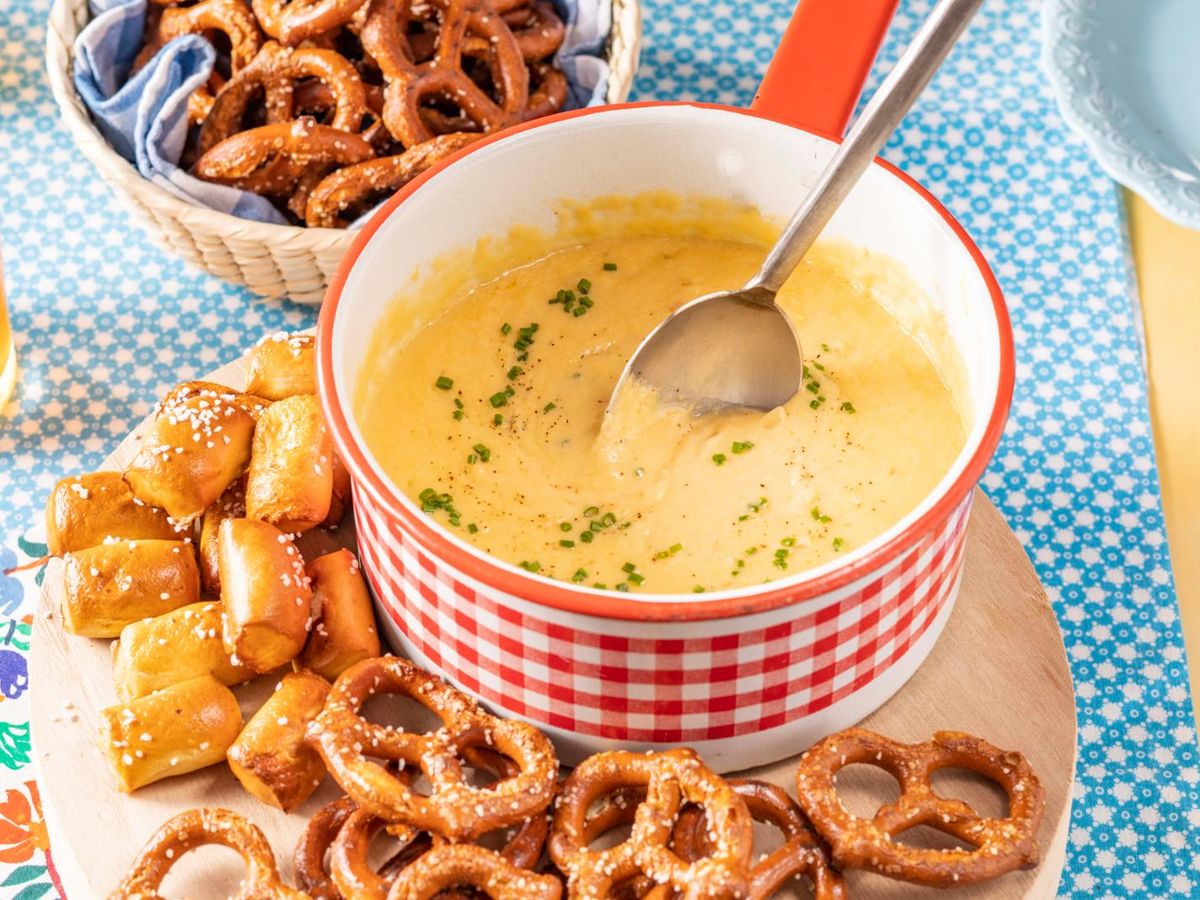 https://hips.hearstapps.com/hmg-prod/images/beer-cheese-dip-recipe-1640194154.jpg?crop=0.8891666666666667xw:1xh;center,top&resize=1200:*