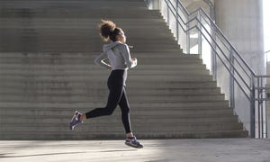 vrouw hardloopt in de stad