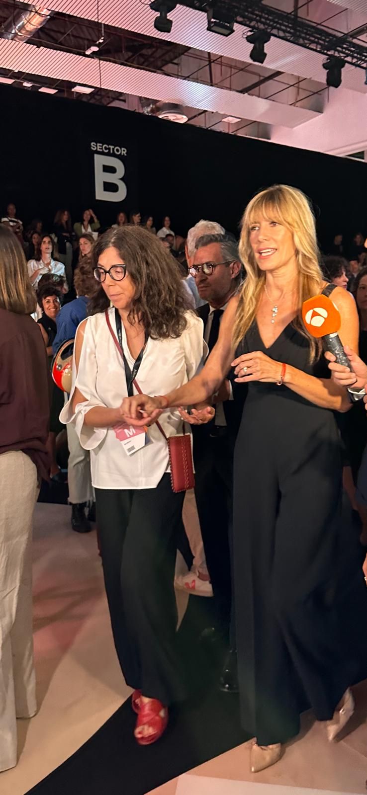 La mujer de Pedro Sánchez, Begoña Gómez, apoya la moda española en Madrid  Fashion Week