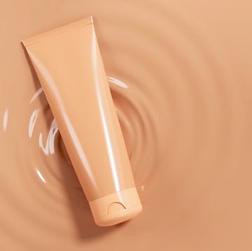 La crema de protección solar con color de ISDIN la crema de protección solar con color de isdin
