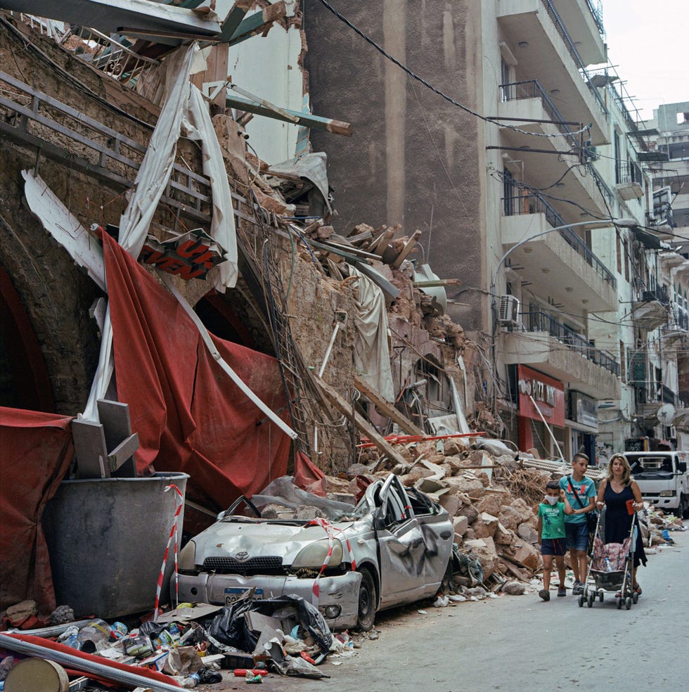 https://www.nationalgeographic.com/content/dam/archaeologyandhistory/2020/12/history-eoy-gallery/USE/beirut-lebanon-explosion-04.jpg Voetgangers lopen langs een deels ingestort gebouw in de wijk Mar Mikhael in Beiroet De stad werd zwaar getroffen door de explosie van een opslagloods in de haven die was gevuld met ammoniumnitraat Volgens een rapport van de UNESCO raakten minstens zeshonderd historische gebouwen die op de monumentenlijst staan zwaar beschadigdUitWaarom elke generatie Libanezen te maken krijgt met chaos en geweld