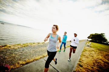 drie vrouwen lopen hard langs de kust