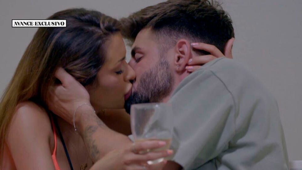 isaac y bela se dan un beso en 'la última tentación'
