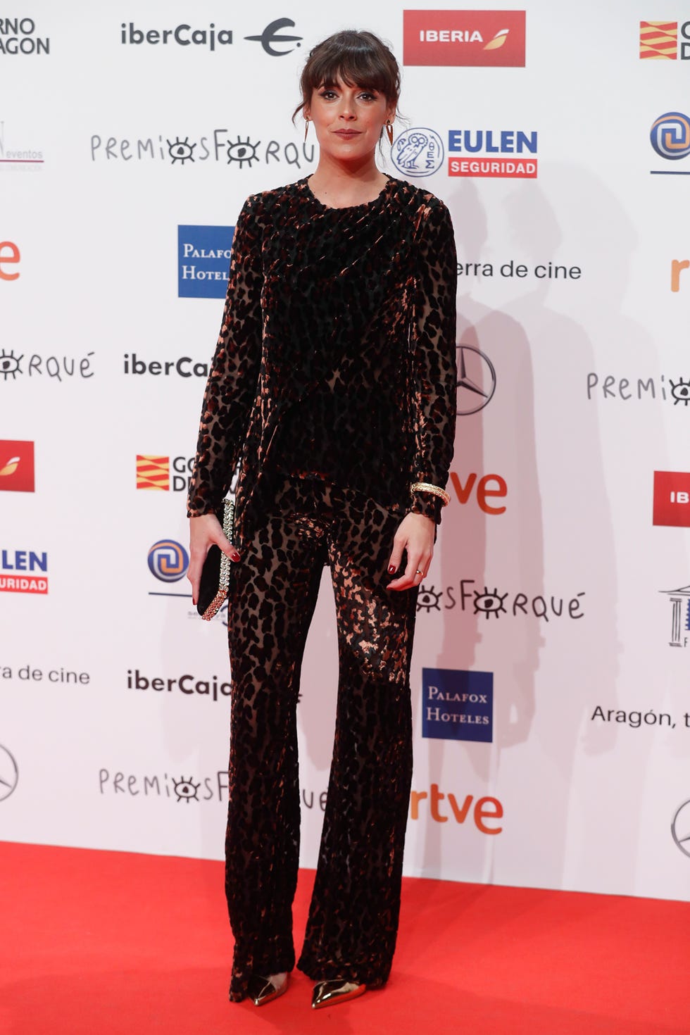 Red carpet, Clothing, Carpet, Fashion, Fashion model, Flooring, Dress, Premiere, Fashion design, Long hair, 
