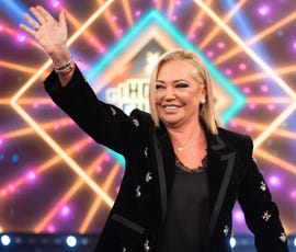 belen esteban con traje negro en el hormiguero