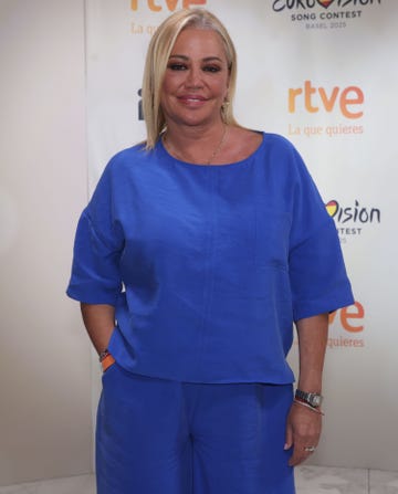 belen esteban con un conjunto en color azul klein en una presentacion de tve