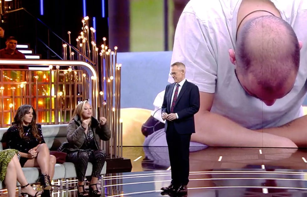 Los colaboradores de 'GH DÚO': El debate' no se cortan y se ponen y quitan sus abrigos constantemente. Al parecer el plató está siempre a muy baja temperatura.