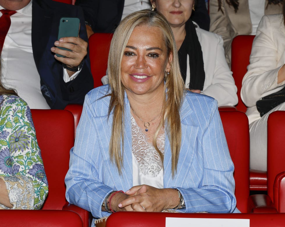 la de paracuellos con un traje azul
