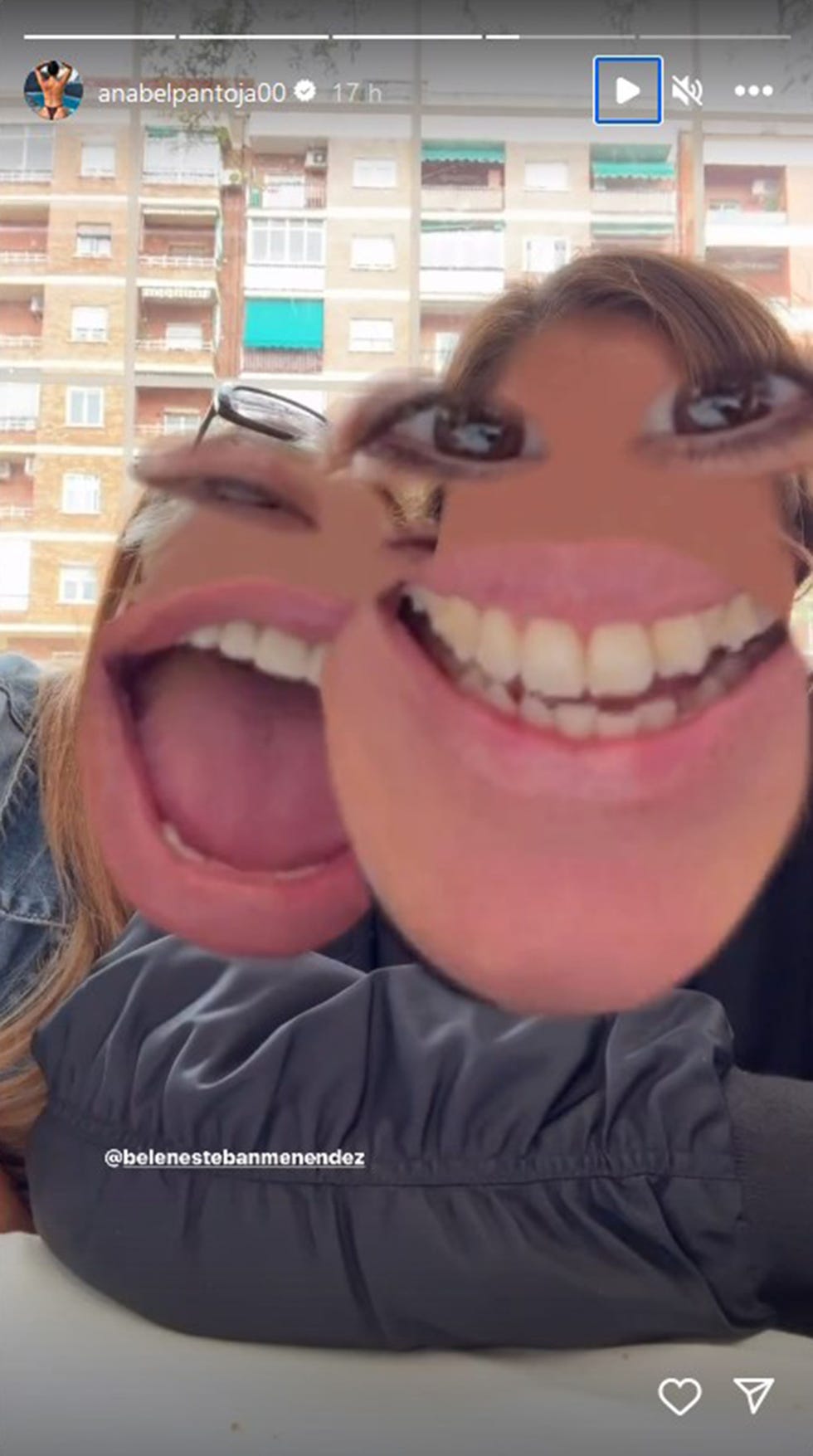 las amigas bromean con un filtro de instagram