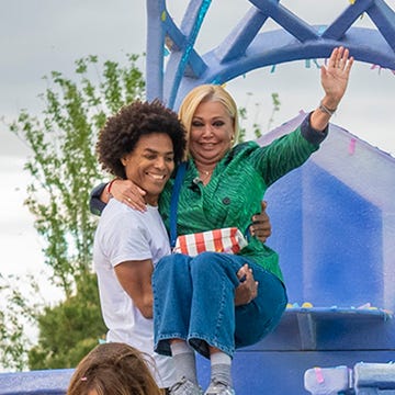Belen Esteban en brazos de un bailarin en el desfile por el estreno de la familia de la tele belen esteban en brazos de un bailarin en el desfile por el estreno de la familia de la tele