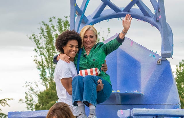 belen esteban en brazos de un bailarin en el desfile por el estreno de la familia de la tele