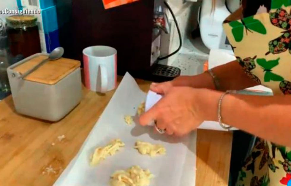 la colaboradora de 'sálvame', belén esteban, ha tenido un percance en su sección de cocina y es que hacer churros no es nada fácil pero a la segunda va la vencida