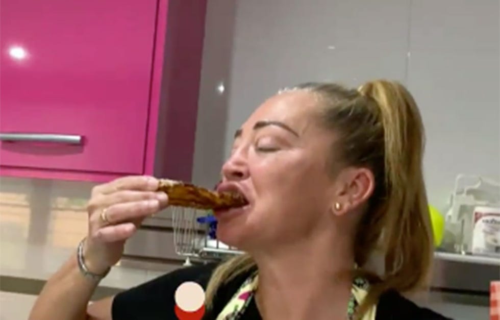 la colaboradora de 'sálvame', belén esteban, ha tenido un percance en su sección de cocina y es que hacer churros no es nada fácil pero a la segunda va la vencida