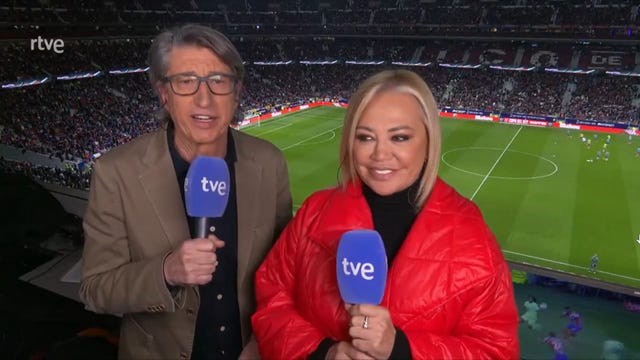 belen esteban junto a juan carlos rivero, comentarista de futbol, en tve