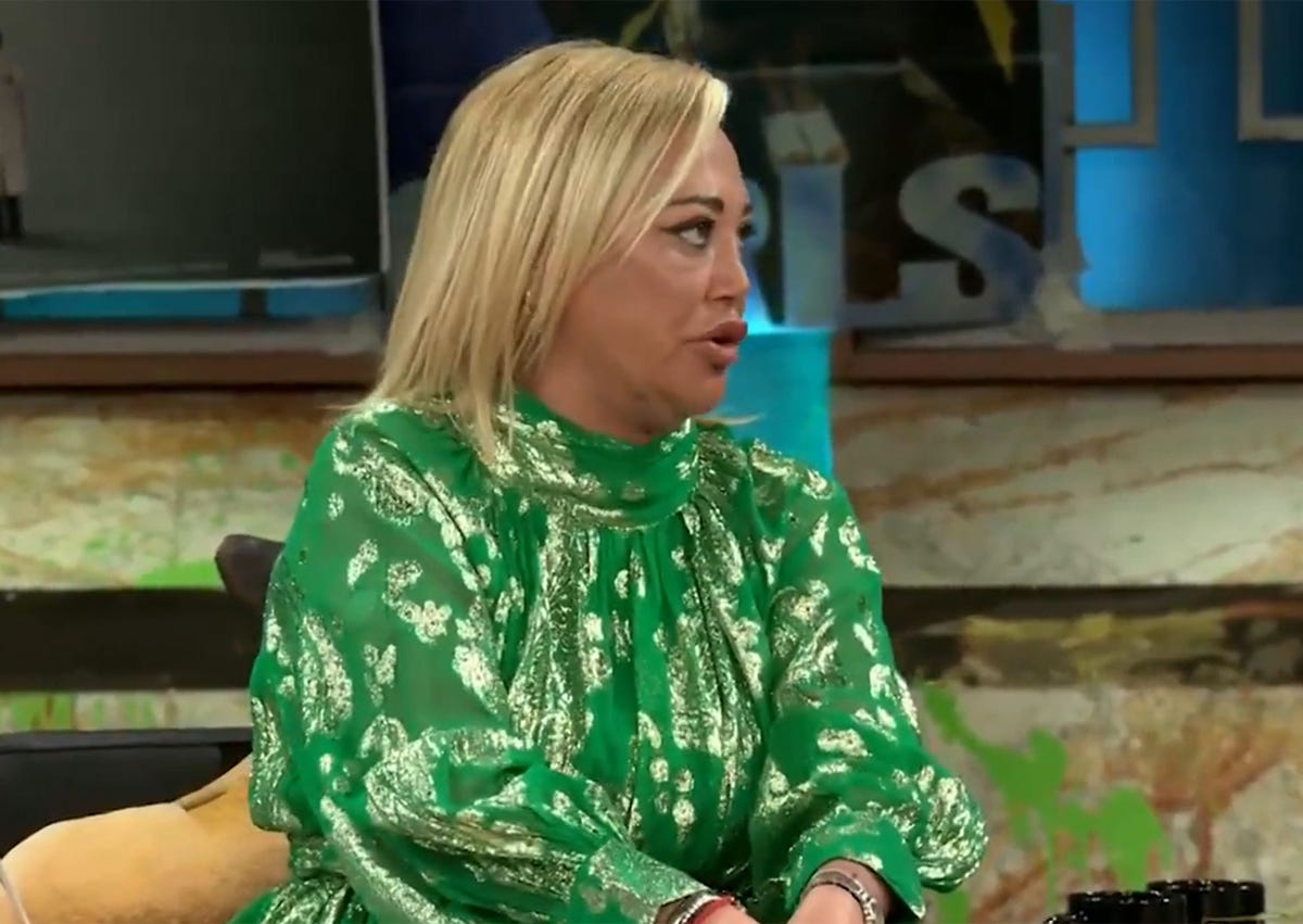 la de paracuellos con un vestido verde y dorado en la revuelta