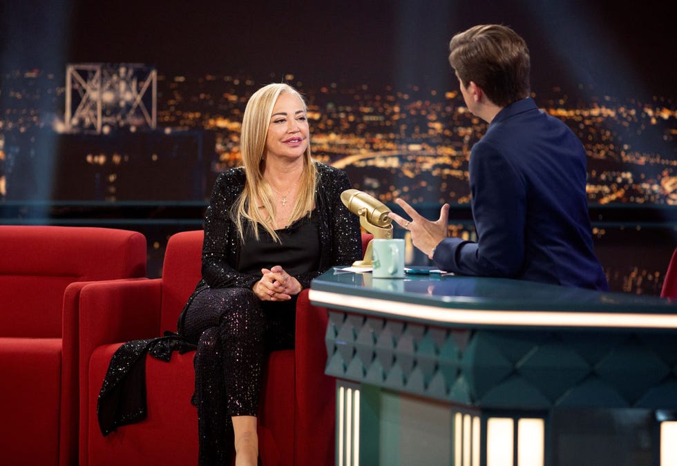 la colaboradora y el presentador en el programa de la 2