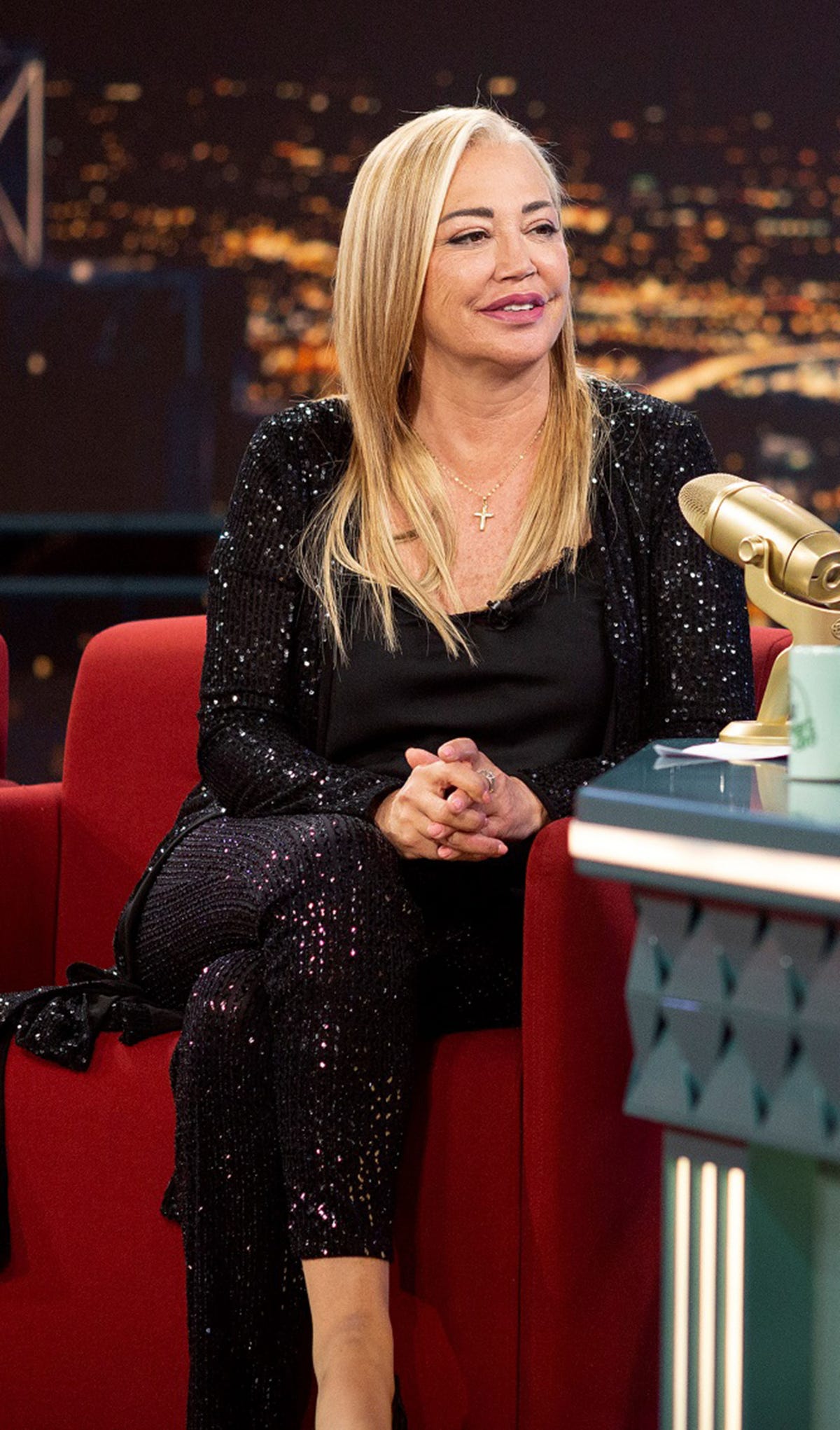 la colaboradora de 'ni que fueramos shhh' en el programa 'late xou'
