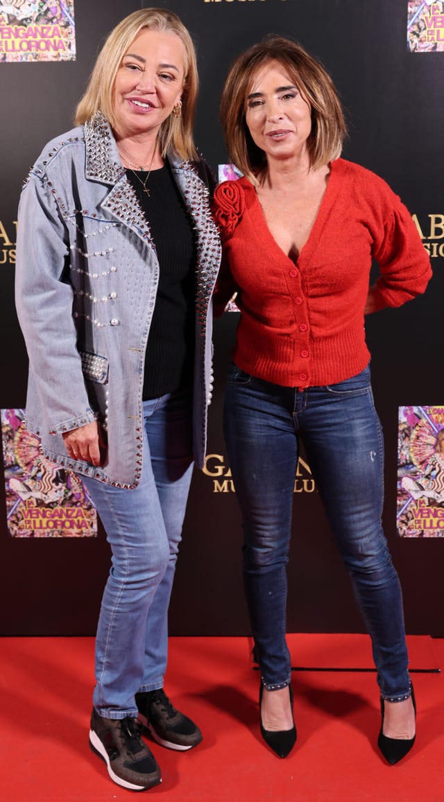 la colaboradora y la presentadora de ni que fueramos posan juntas y sonrientes