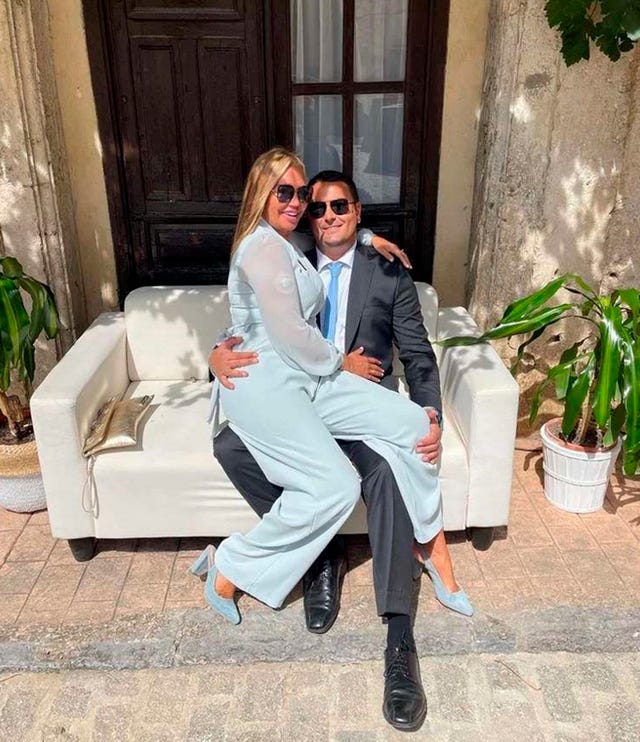 Belén Esteban comparte una foto inédita de su boda por su aniversario