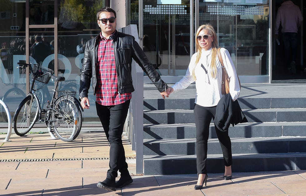 Belén Esteban sale de los juzgados de la mano de su novio, Miguel Marcos.