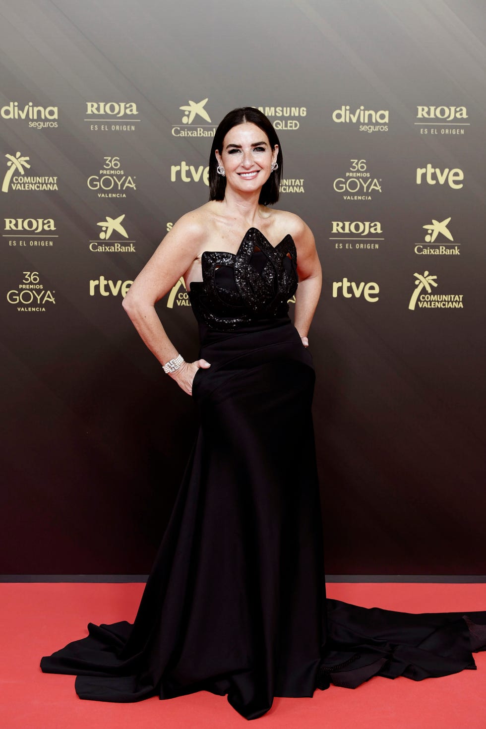 la actriz con un vestido negro