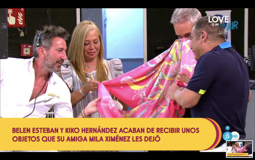belén esteban recibe en directo un regalo de mila