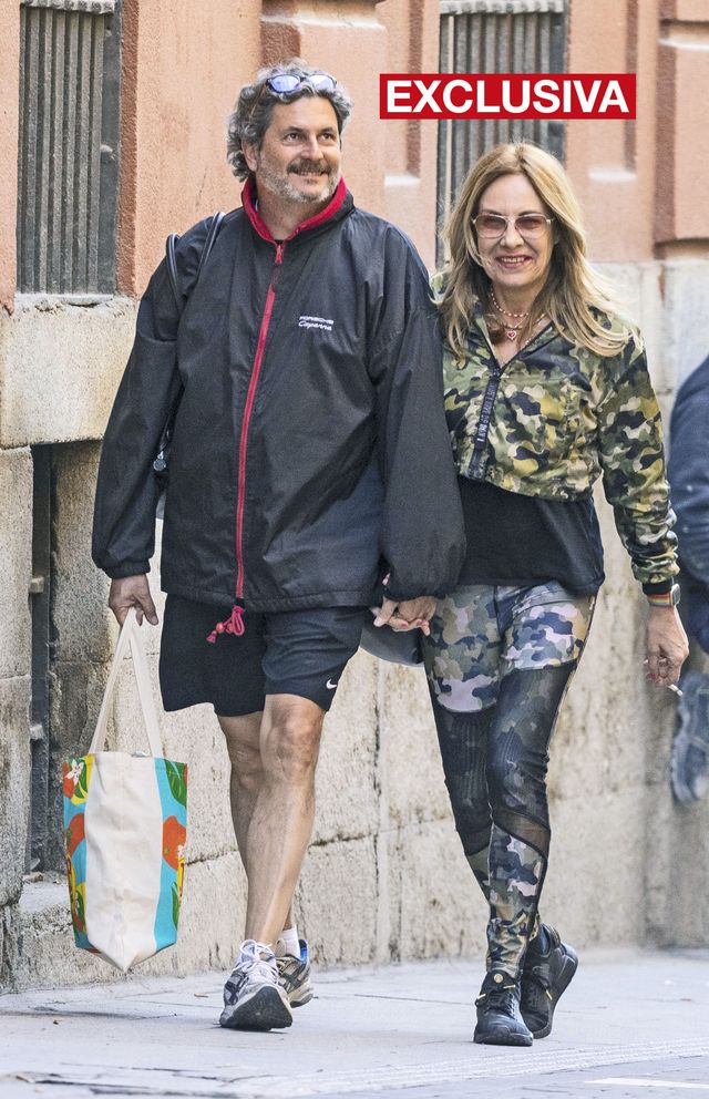 la colaboradora y su chico, con ropa sport, por las calles de madrid